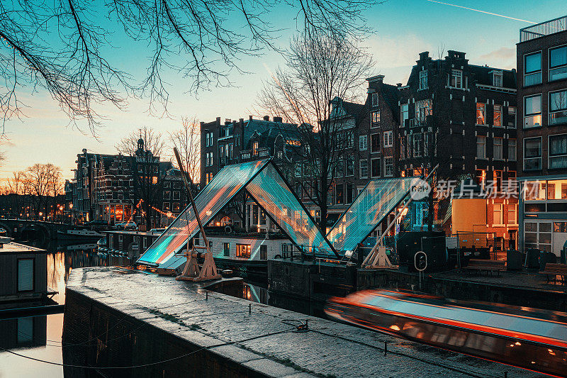 在阿姆斯特丹老中心的Singel运河的船闸上有一个轻物体
