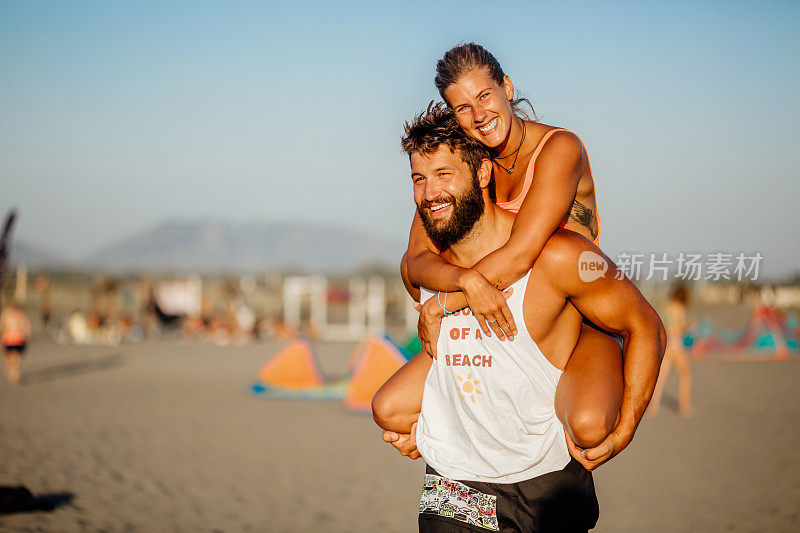 年轻夫妇在海滩上玩得很开心