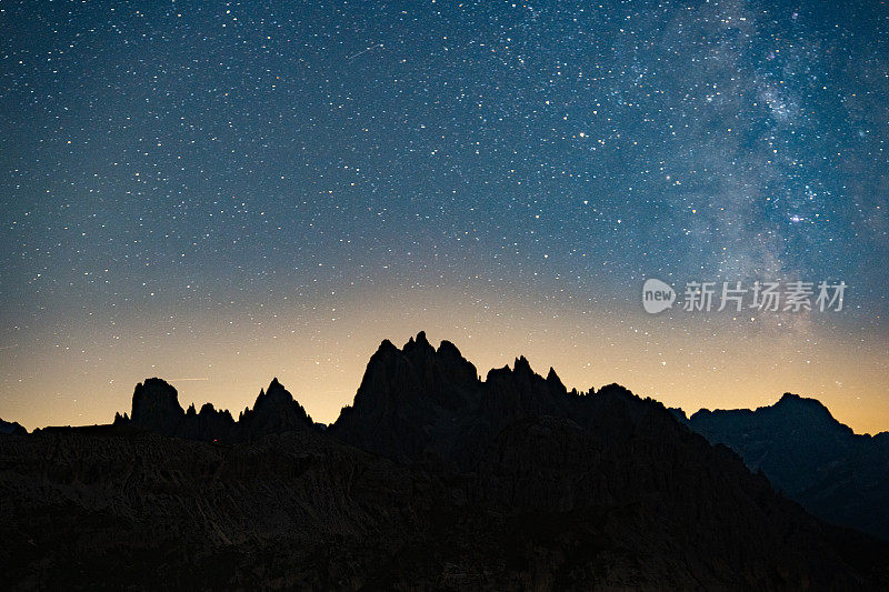 意大利阿尔卑斯山脉附近拉瓦雷多的星夜。