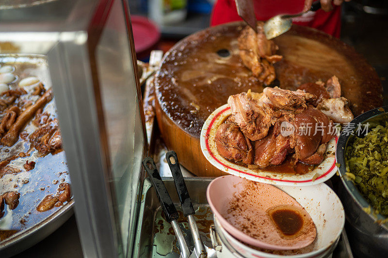 街头小贩正在准备泰式炖猪腿饭