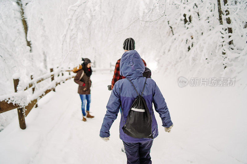 一群朋友在雪地里徒步旅行