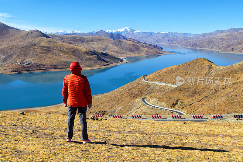 站在山上看西藏的羊卓雍错湖，喜马拉雅的风景