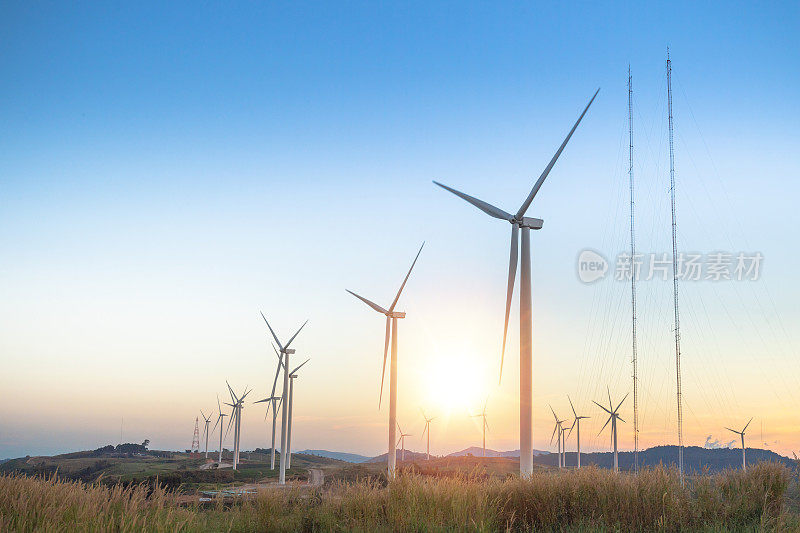 大自然的风力涡轮机和太阳能板与高压电线在山区清洁能源