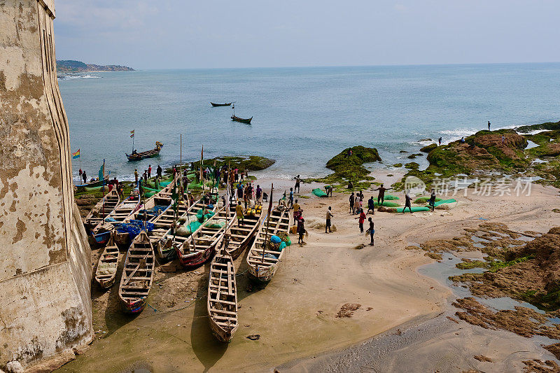 在加纳海岸角城堡附近工作的渔民
