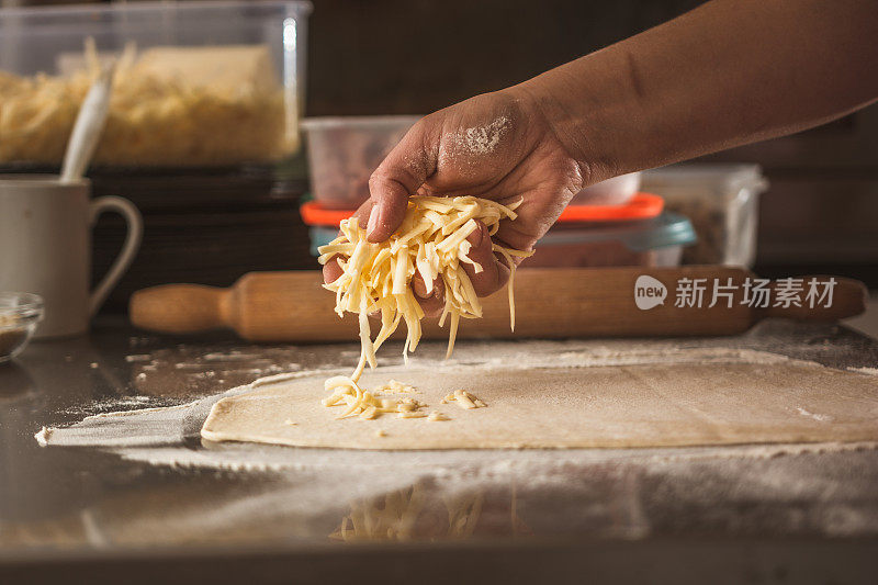 厨师制作三明治