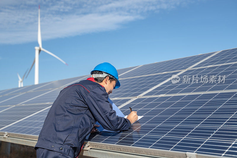 太阳能发电厂工程师正在检查