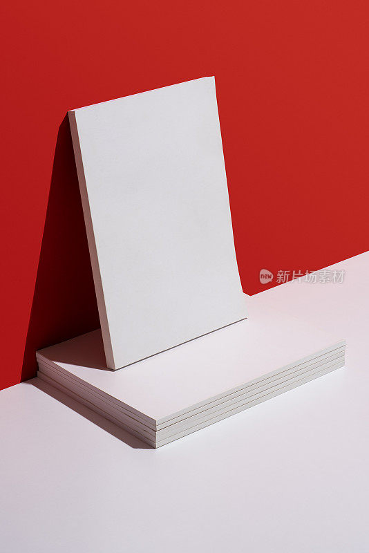 白色空白封面杂志上的红色和白色背景