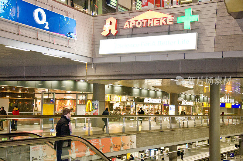 购物者和乘客在柏林火车站(柏林主要火车站)-德国。