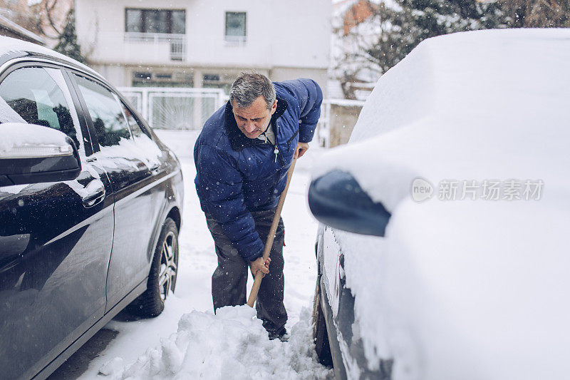 成熟男人清扫雪