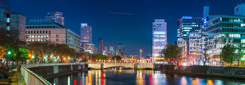 河滨市景现代高层写字楼霓虹闪烁的日本夜景