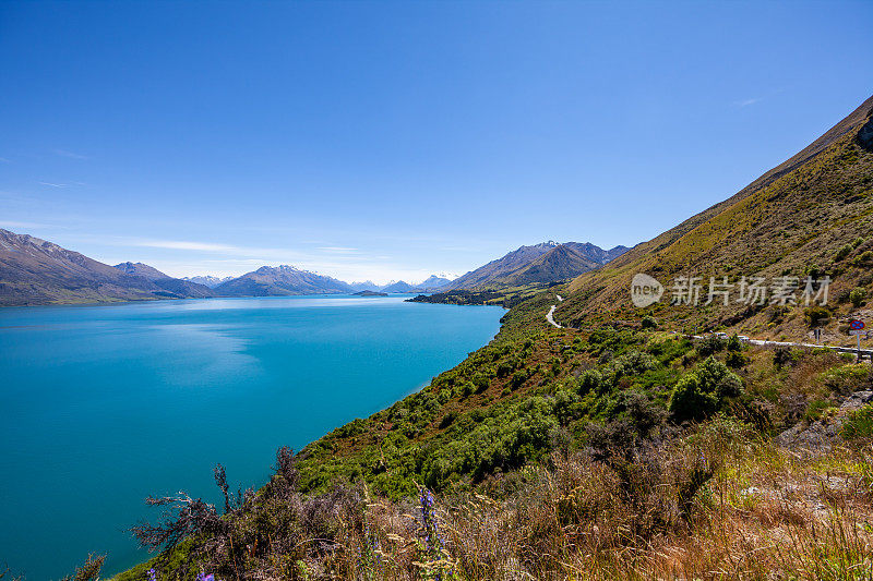 美丽的景观与高岩石与发光的山峰，石头在山上湖，反射，蓝天和黄色的阳光在日出。仍然。到。