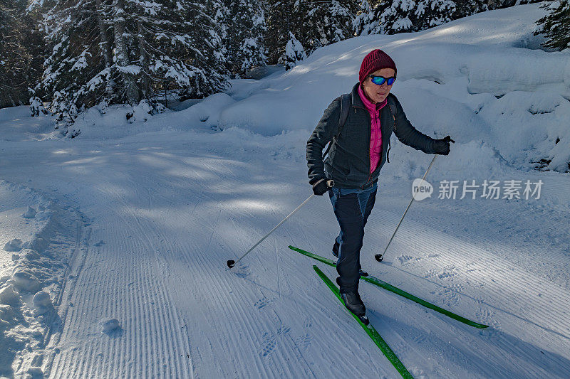 一名高级女子越野滑雪在纳斯菲尔德，卡尼阿尔卑斯山，奥地利