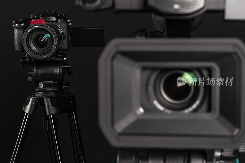 专业4K视频特写镜头，三脚架无反单反相机，黑色背景