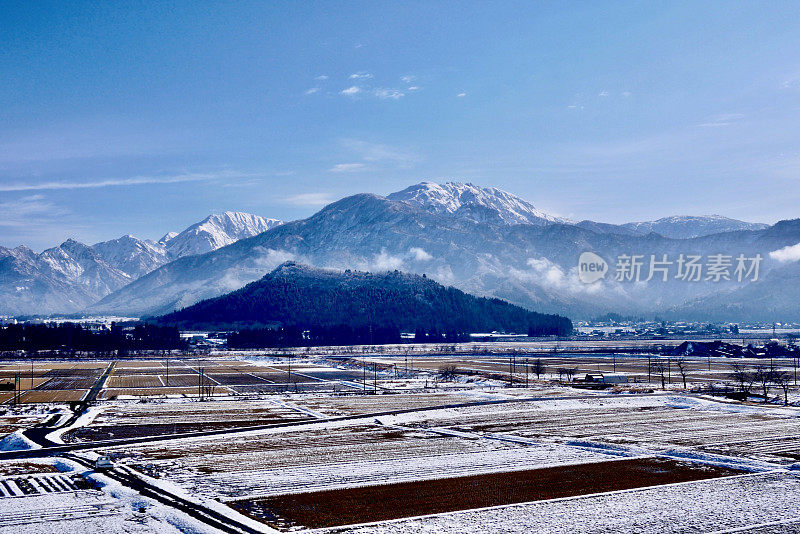 雪山和稻田