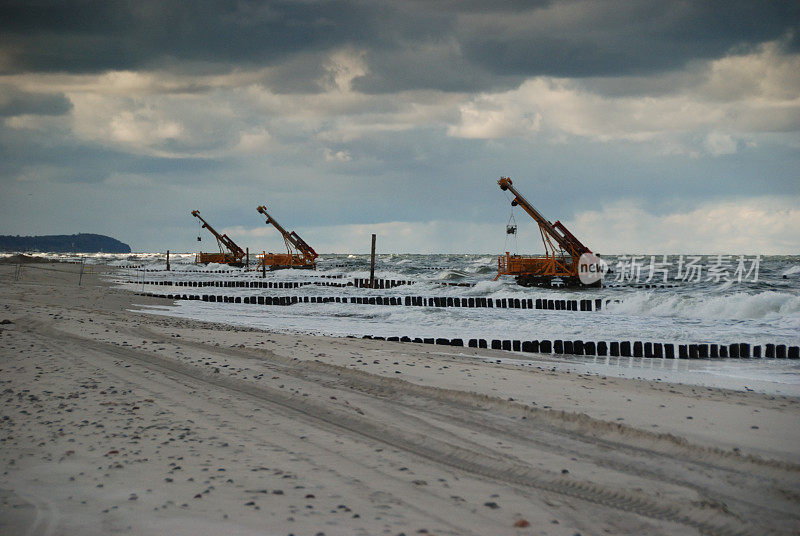 三架海上打桩机在波罗的海的暴风雨中安装木杆