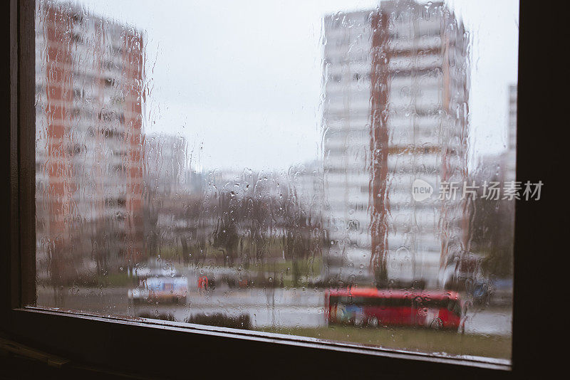 雨点落在窗玻璃外纹理上