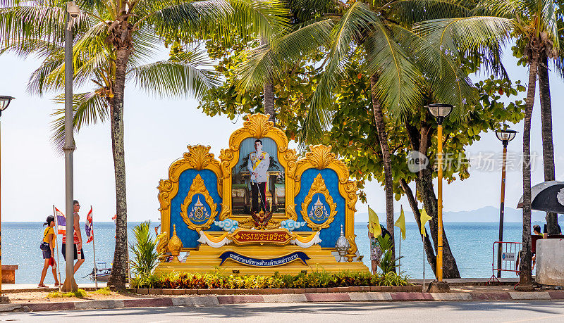 泰国国王玛哈哇集拉隆功在甲米镇奥南海滩的巨幅照片。