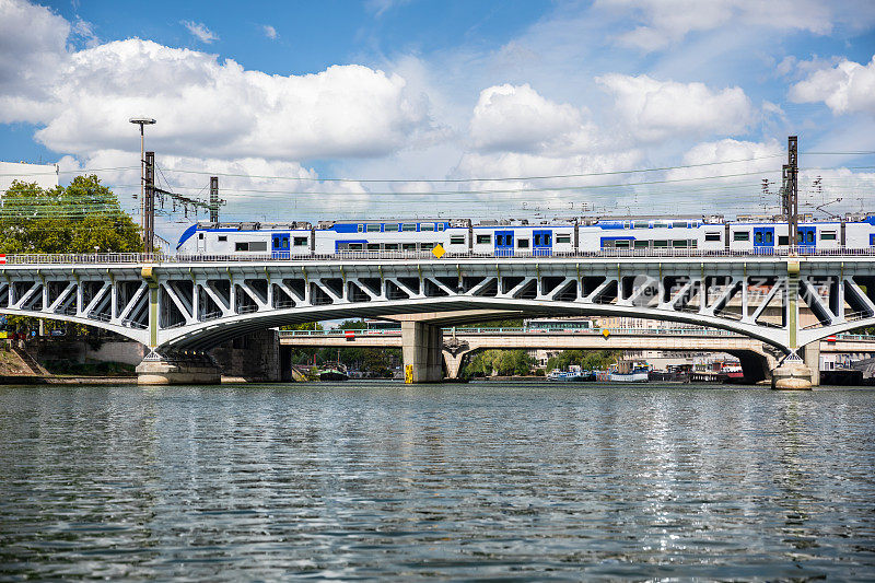 一列法国区域特快列车在里昂市汇流区金属铁路桥上穿过索恩河
