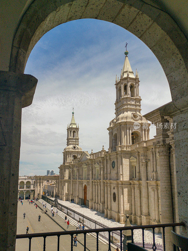 俯瞰秘鲁阿雷基帕历史街区中心的阿马斯广场