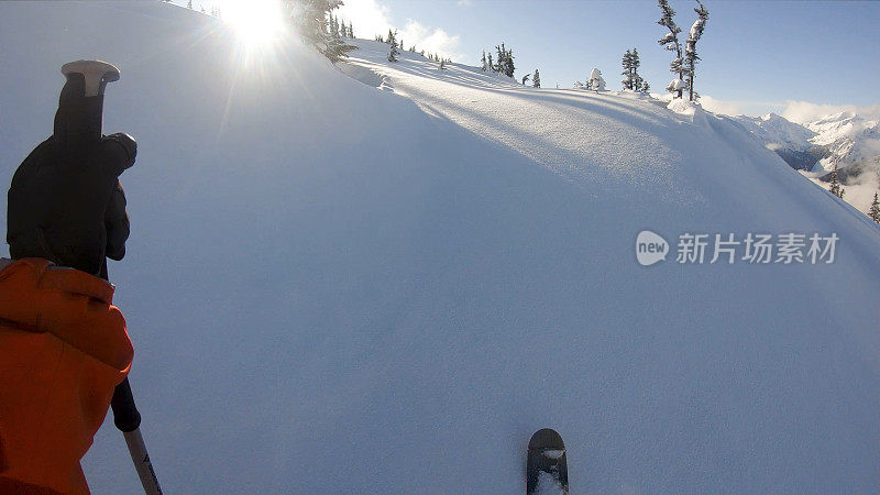 山地滑雪运动员攀登高山的第一人称视角