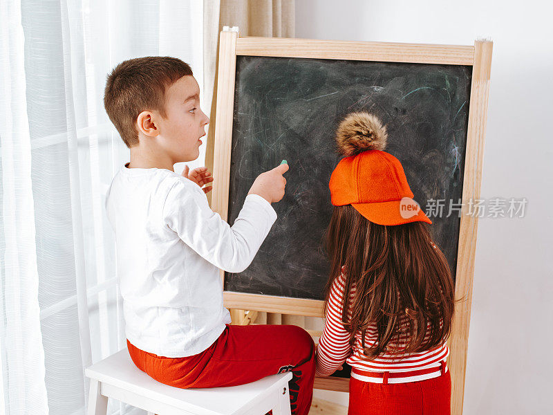小孩子在黑板上画画