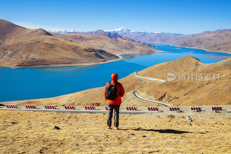 站在山上的女性徒步旅行者