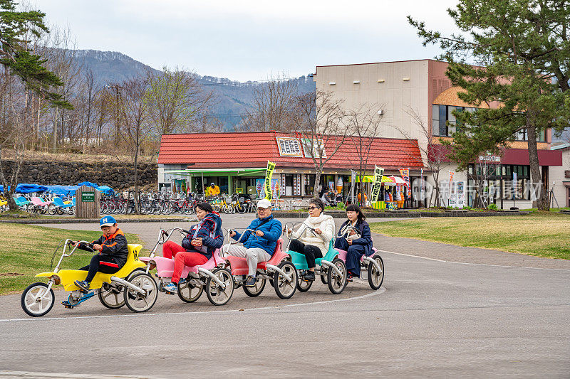 游客们在小沼准国家公园里骑着租来的自行车