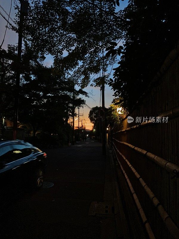 日本京都，Sakyo-ku住宅区的日落时分