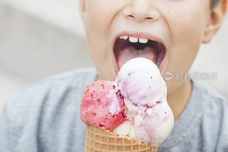小男孩正在享受冰淇淋