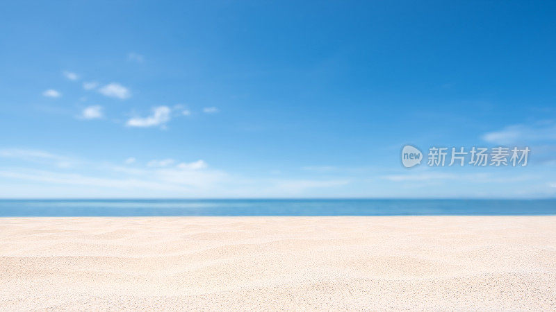 空旷的沙滩和大海与晴朗的天空背景