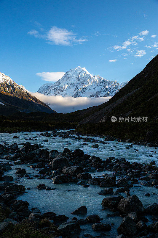 库克山在清晨的阳光下闪闪发光