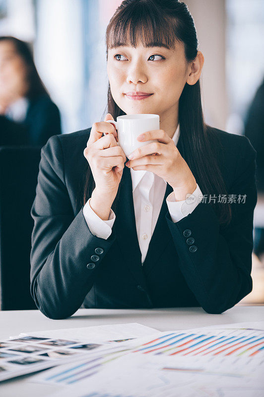 新招募的女人在喝咖啡