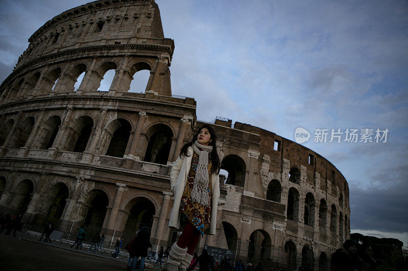 一个年轻的亚洲女人在意大利罗马旅行