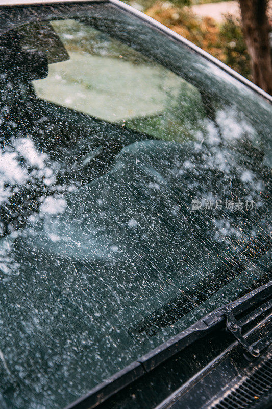 泥雨后弄脏车窗