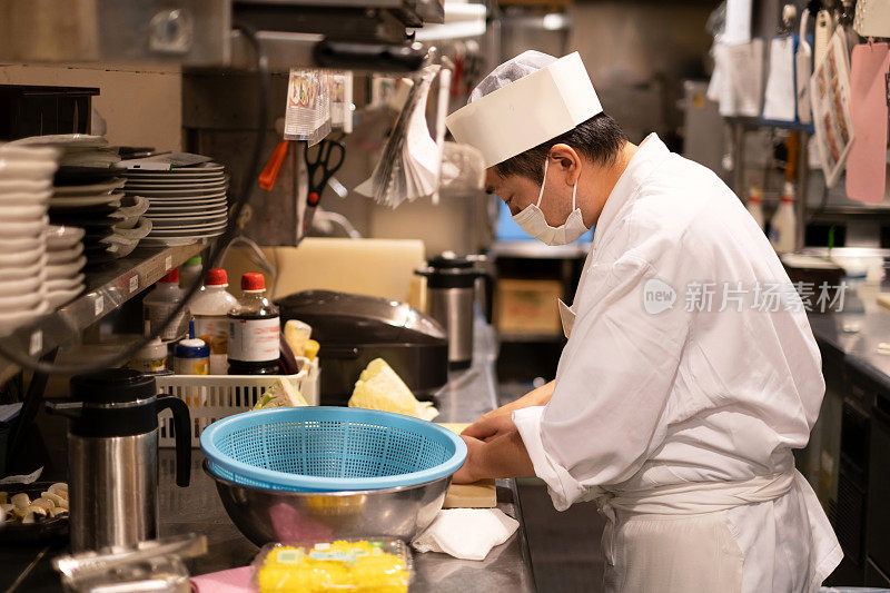 亚洲厨师在厨房准备烹饪