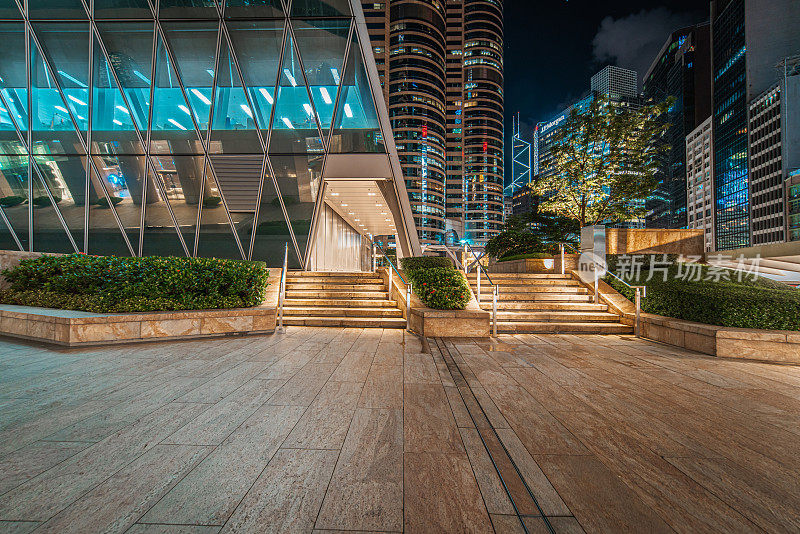 空瓷砖平台与现代建筑的背景