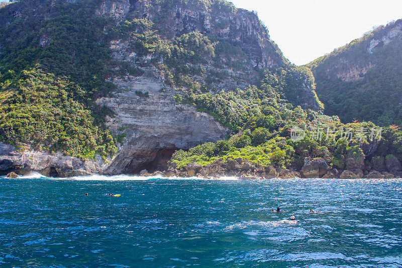 巴厘岛海岸，靠近努萨二号和乌鲁瓦图