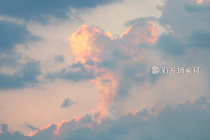 落日上的云像一颗心