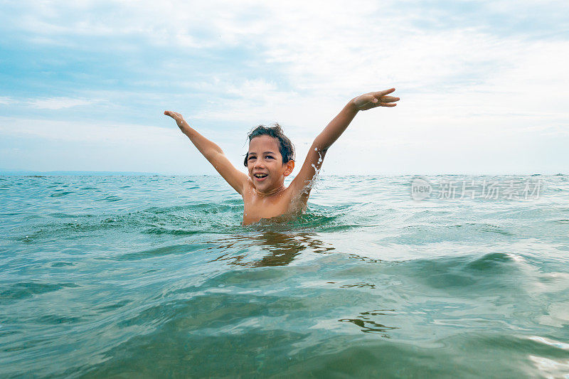 男孩夏天的乐趣在海上