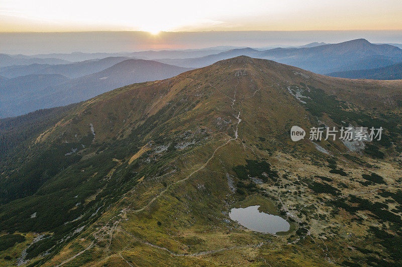 风景鸟瞰喀尔巴阡山脉在乌克兰