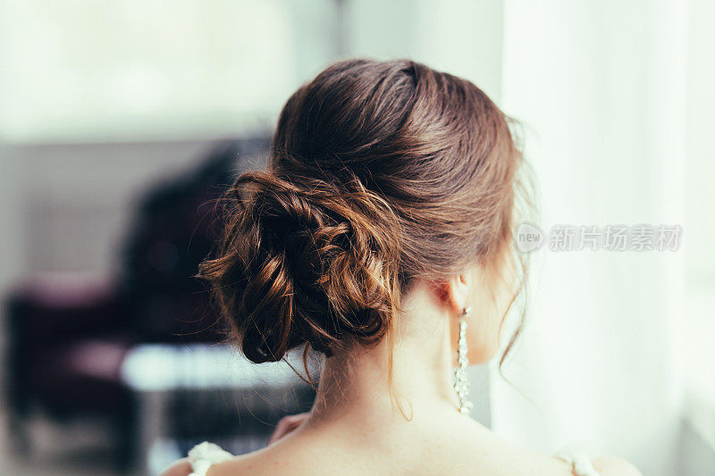 新娘的婚礼妆容和发型。