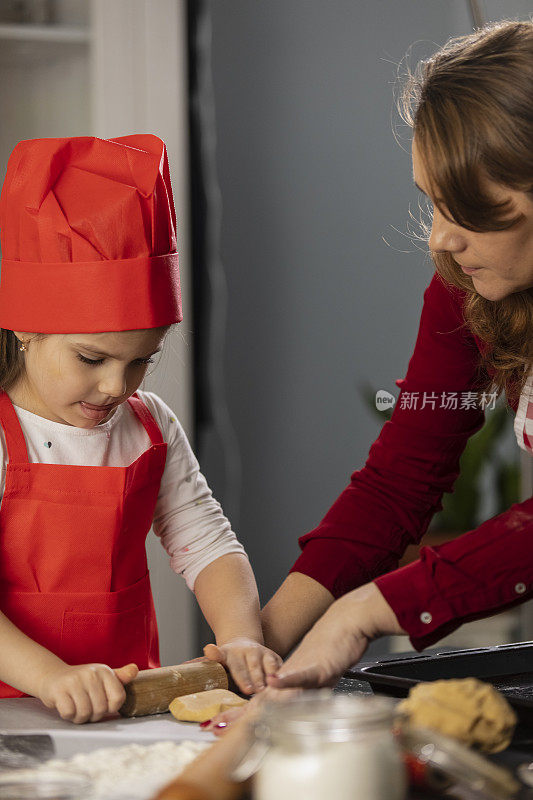 妈妈和她的小女孩正在擀姜饼