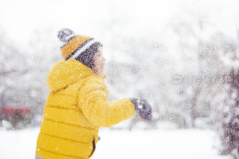 散焦快乐的孩子在雪中玩耍