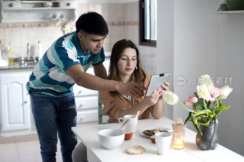 年轻夫妇吃早餐