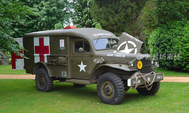 第二次世界大战救护车停在树前。