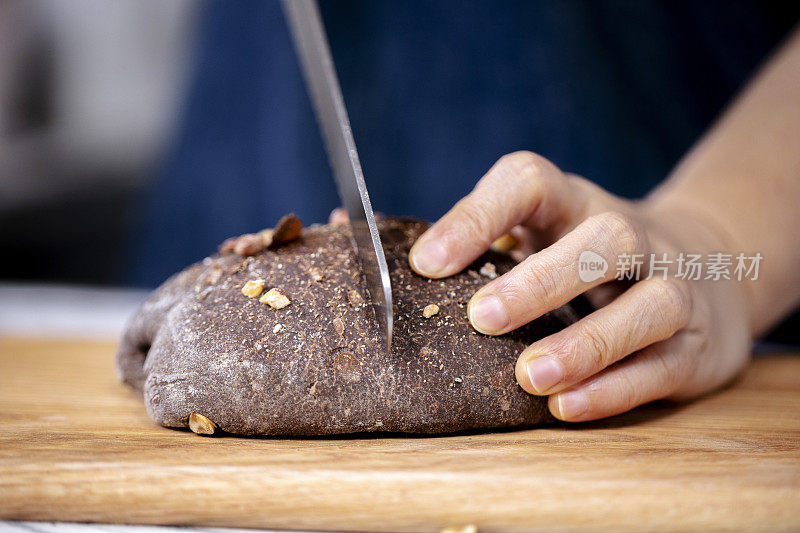 手工面包:用榛子和可可粉自制的全麦酸面包