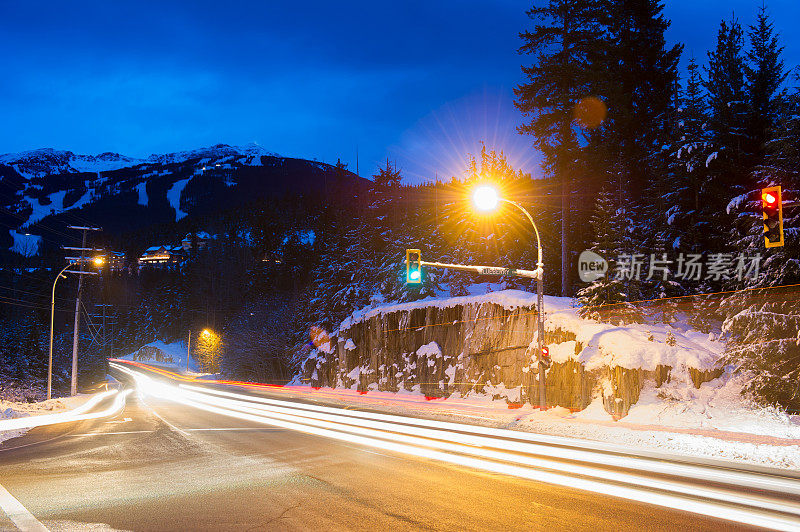 黄昏时惠斯勒村的高速公路