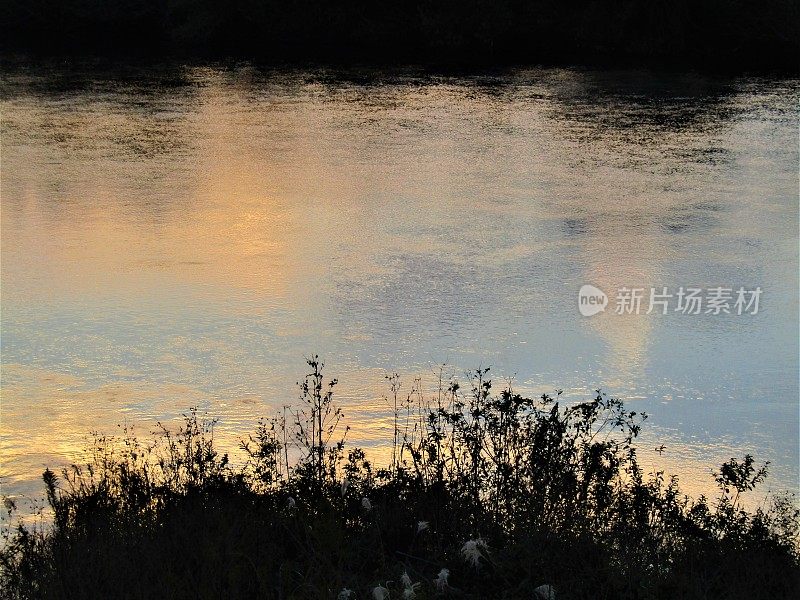日本。11月。江户川的日落。