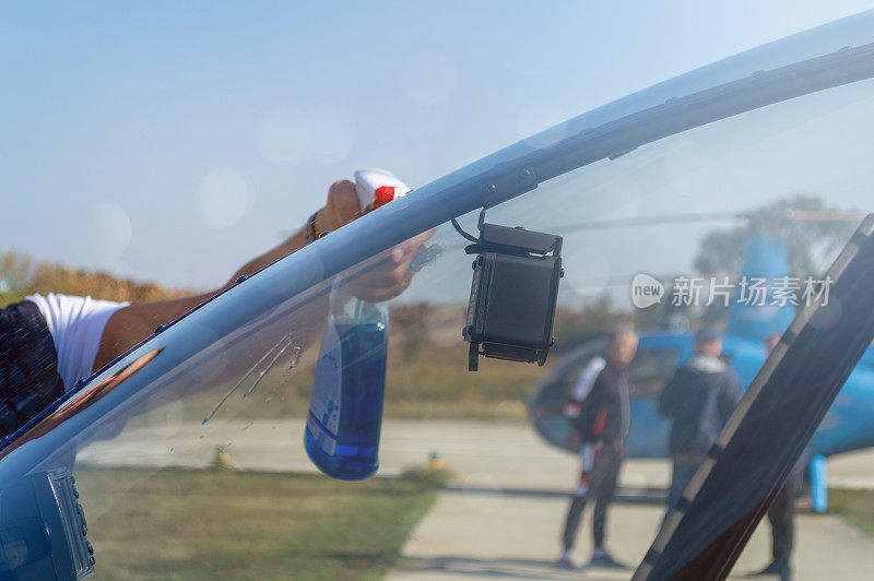 在直升机挡风玻璃上喷洒清洁产品