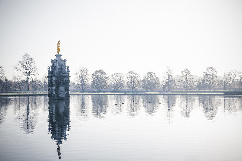 冬天的场景与雾戴安娜喷泉在灌木丛公园在伦敦